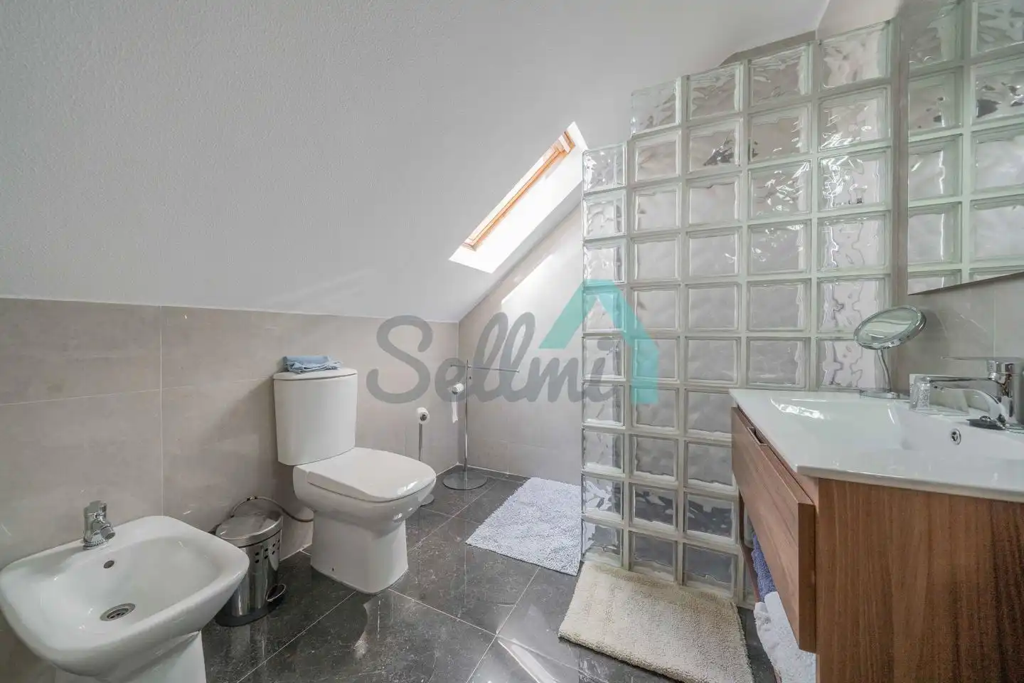 Bany de Casa o xalet en venda en Oviedo  amb Calefacció, Jardí privat i Parquet
