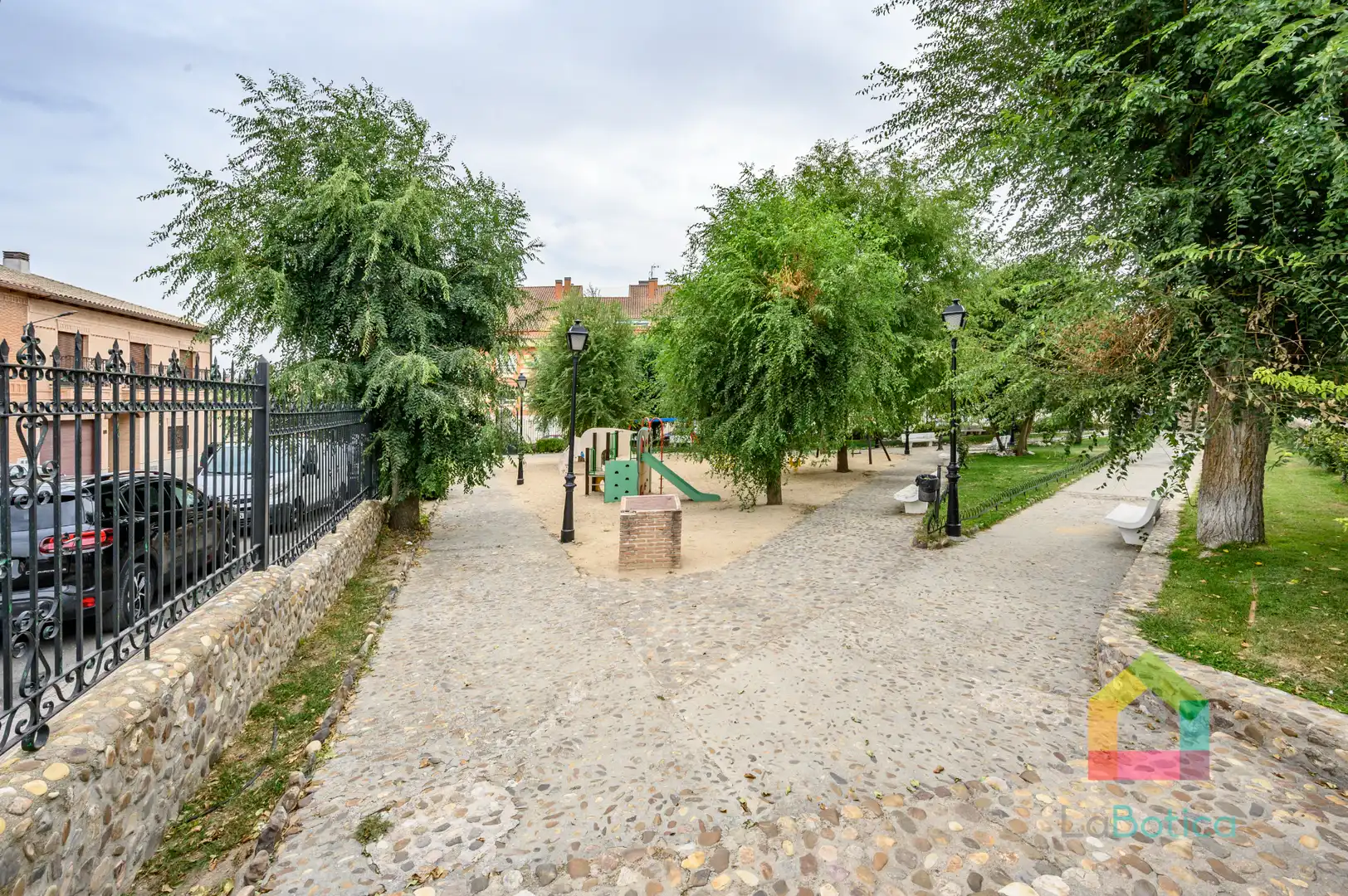 Exterior view of Flat for sale in Gerindote  with Air Conditioner, Heating and Oven