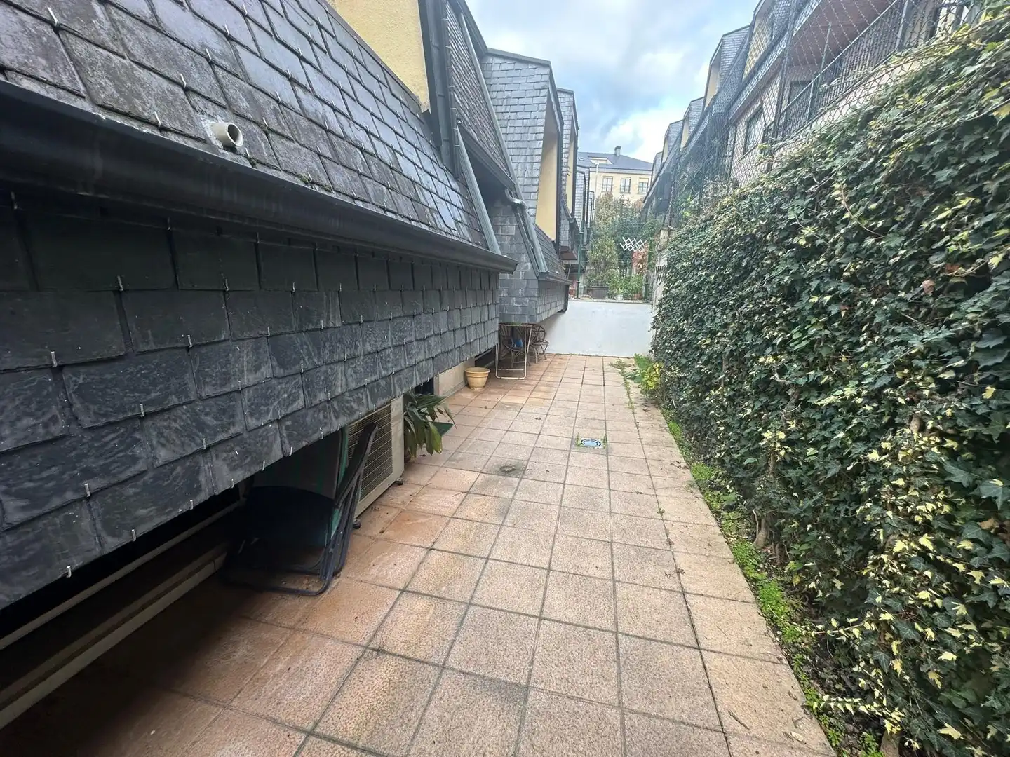 Vista exterior de Casa adosada en venda en Ourense Capital  amb Aire condicionat, Jardí privat i Terrassa