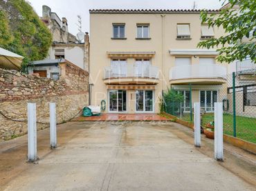 Casa amb jardí en venda a Avenida Sant Jordi 13