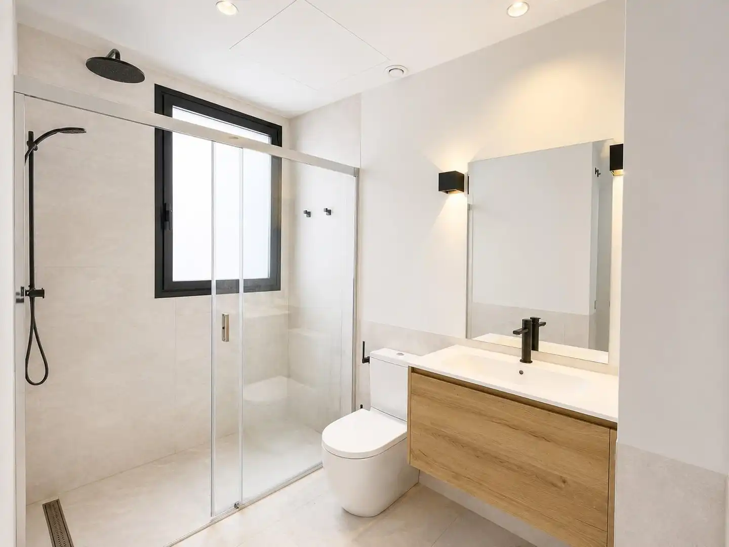 Baño de Dúplex de alquiler en Torrelodones con Aire acondicionado, Calefacción y Balcón