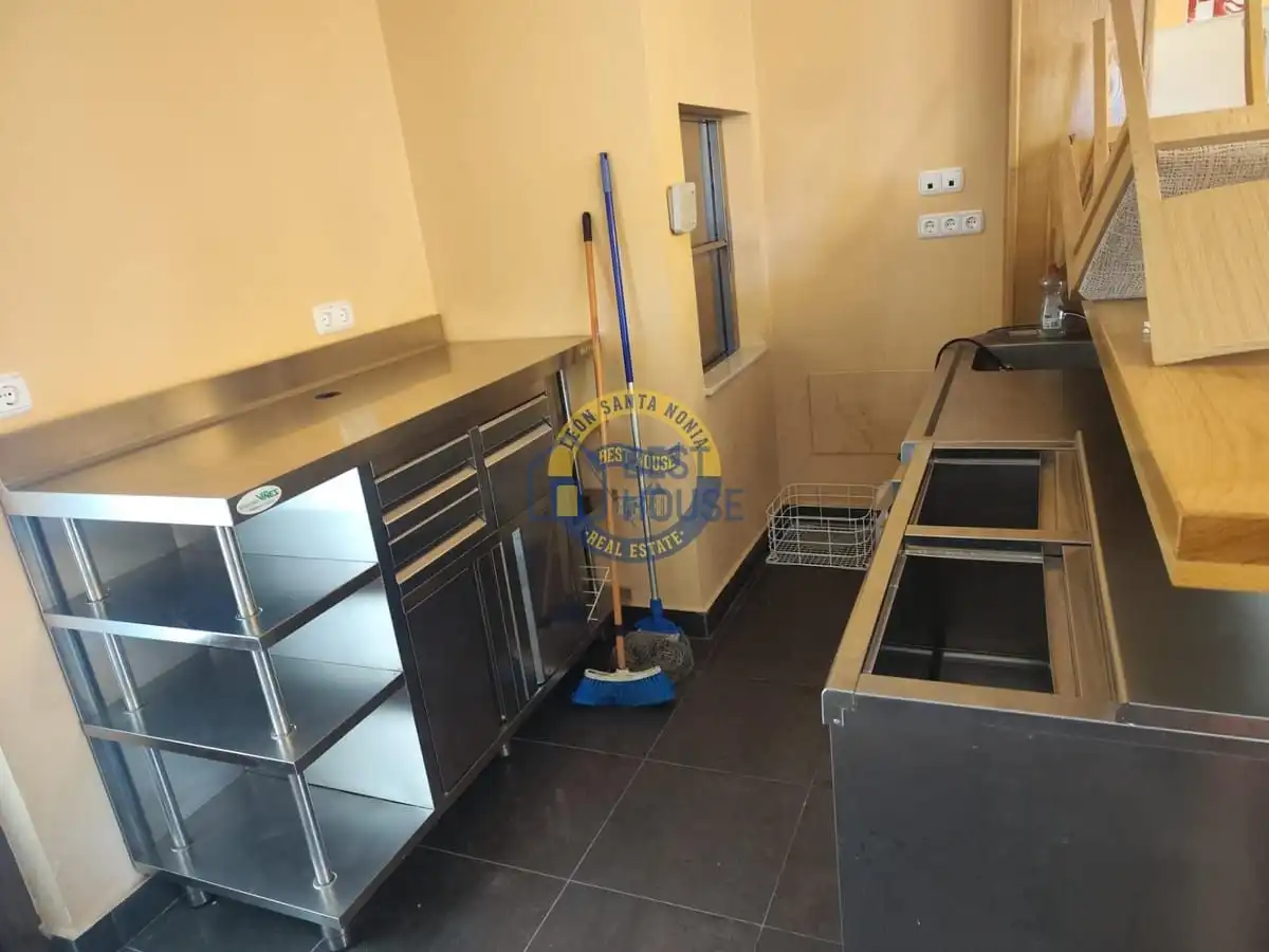 Kitchen of Commercial properties for sale in Villamañán  with Air Conditioner, Parquet flooring and Terrace