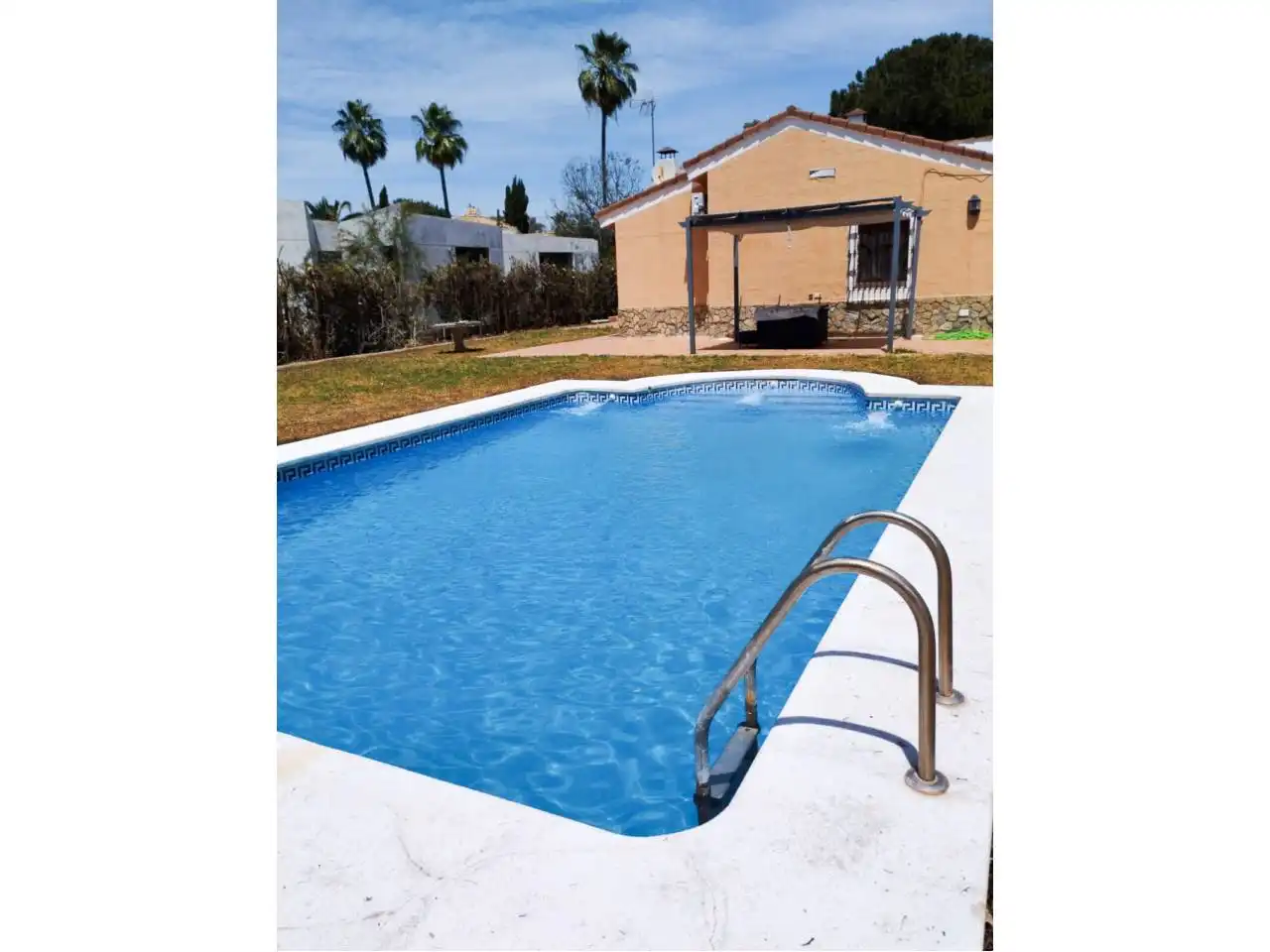 Swimming pool of Houses for rent in Carmona  with Air Conditioner, Heating and Private garden