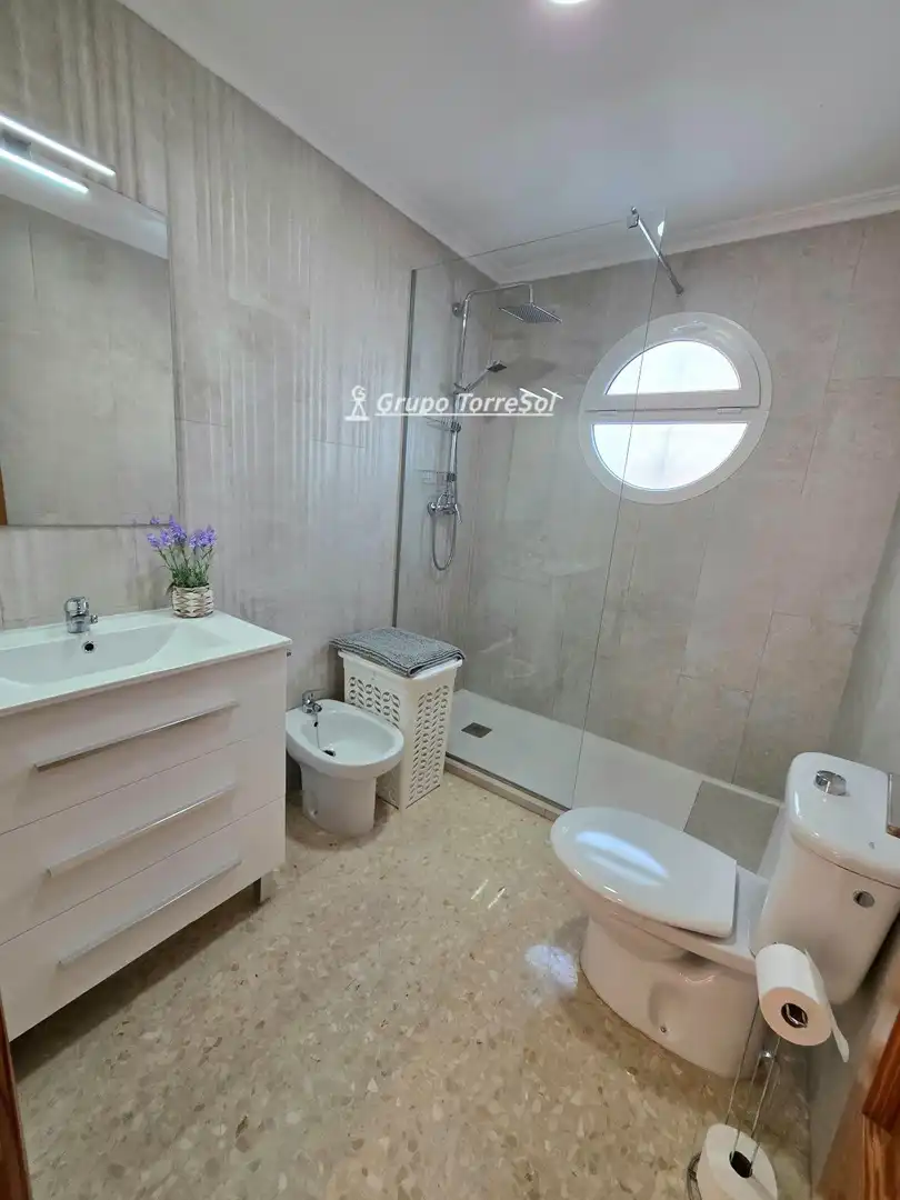 Bathroom of Flat for sale in Elche / Elx  with Air Conditioner, Heating and Terrace
