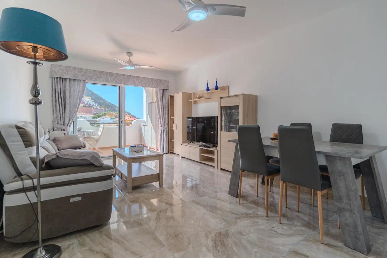 Sala de estar de Apartamento en venta en Adeje con Terraza, Amueblado y Piscina comunitaria