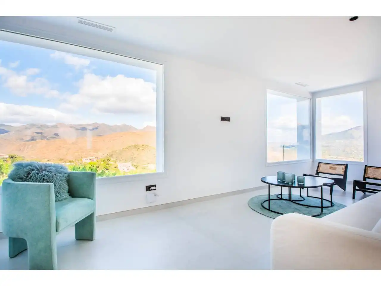 Sala de estar de Casa o chalet en venta en Marbella con Aire acondicionado, Calefacción y Jardín privado