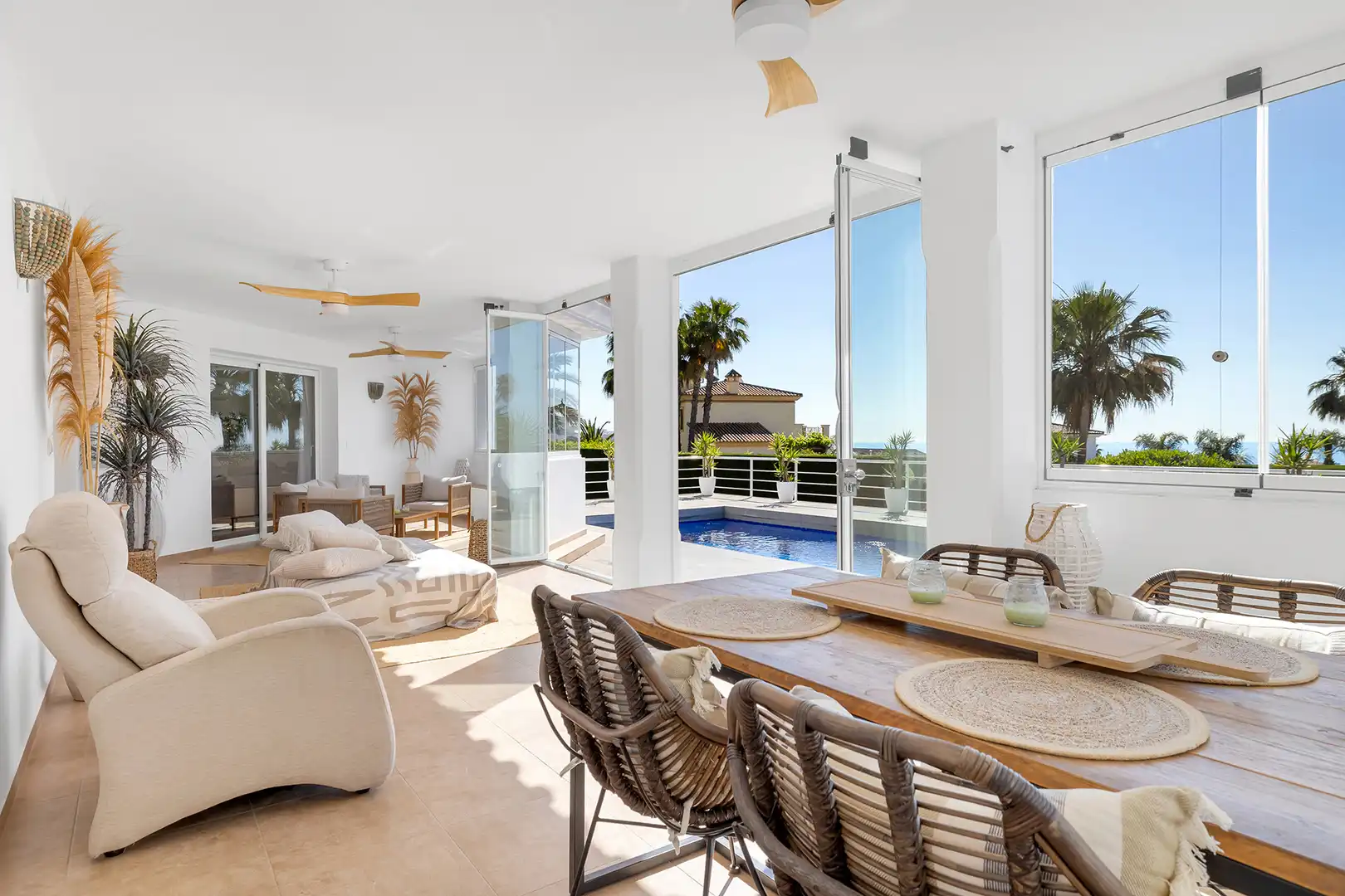 Sala d'estar de Casa o xalet en venda en Estepona amb Aire condicionat, Calefacció i Jardí privat