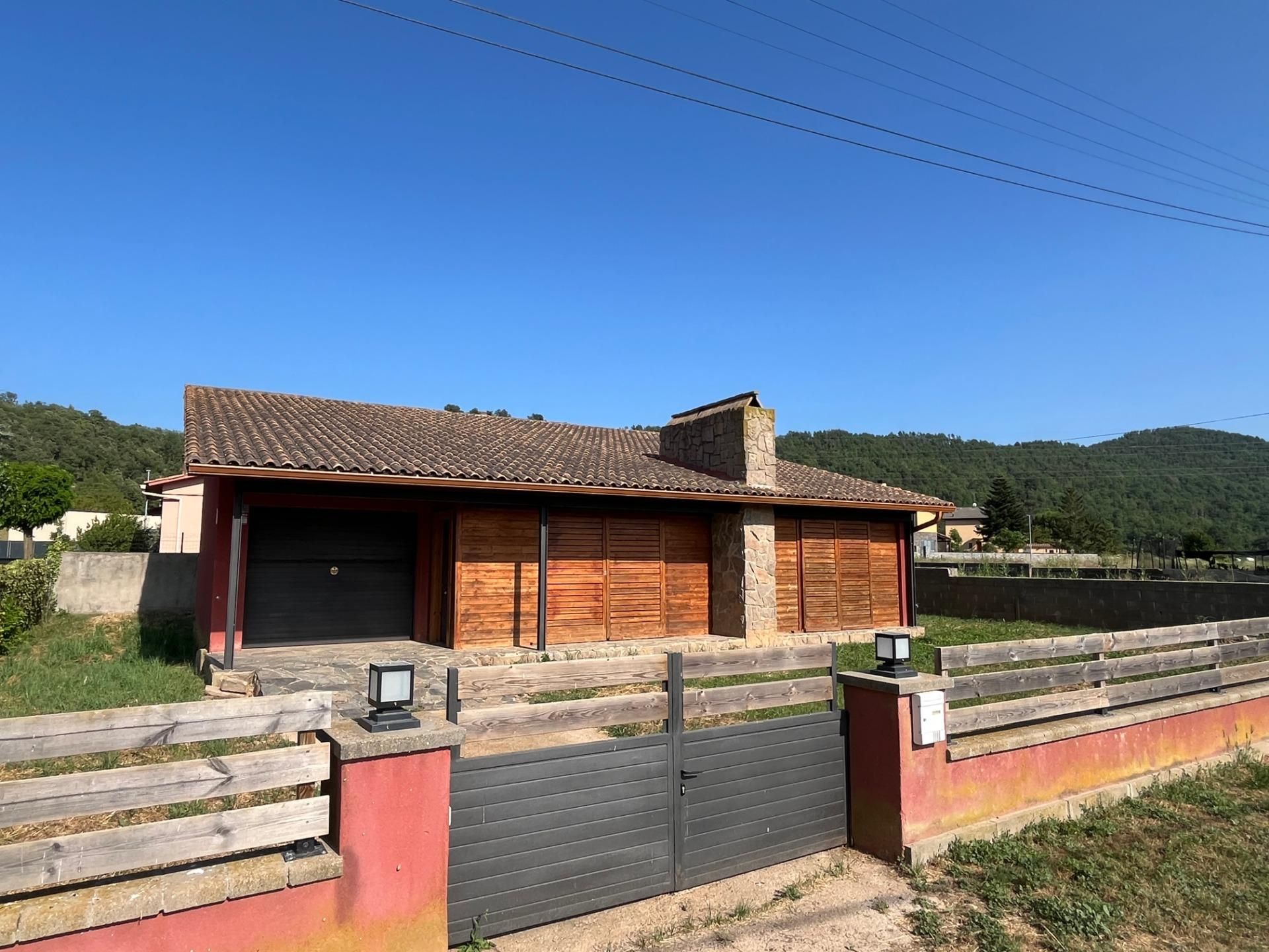 Vista exterior de Casa o xalet en venda en L'Estany amb Jardí privat