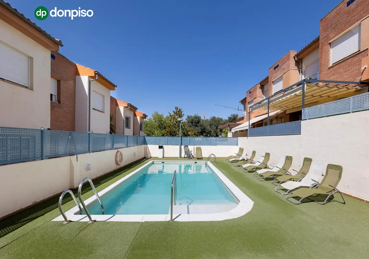 Piscina de Casa adosada en venta en Granada con Aire acondicionado, Calefacción y Piscina comunitaria