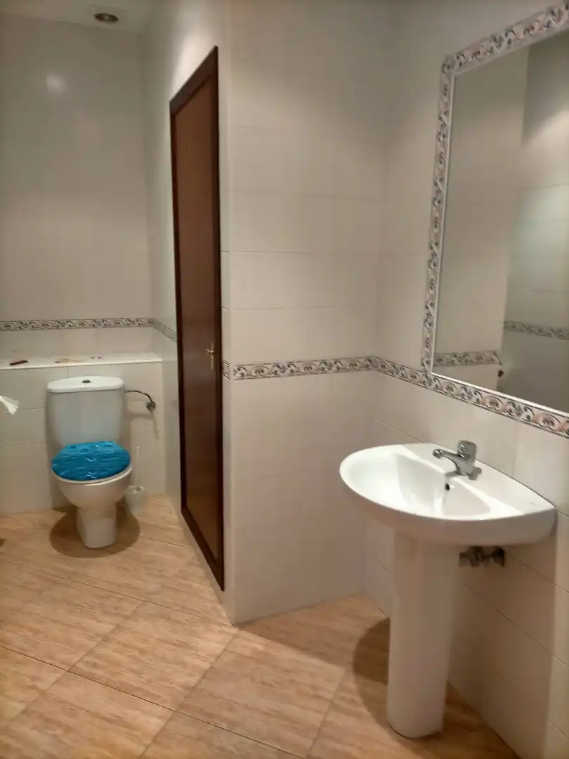 Baño de Local de alquiler en Don Benito con Aire acondicionado
