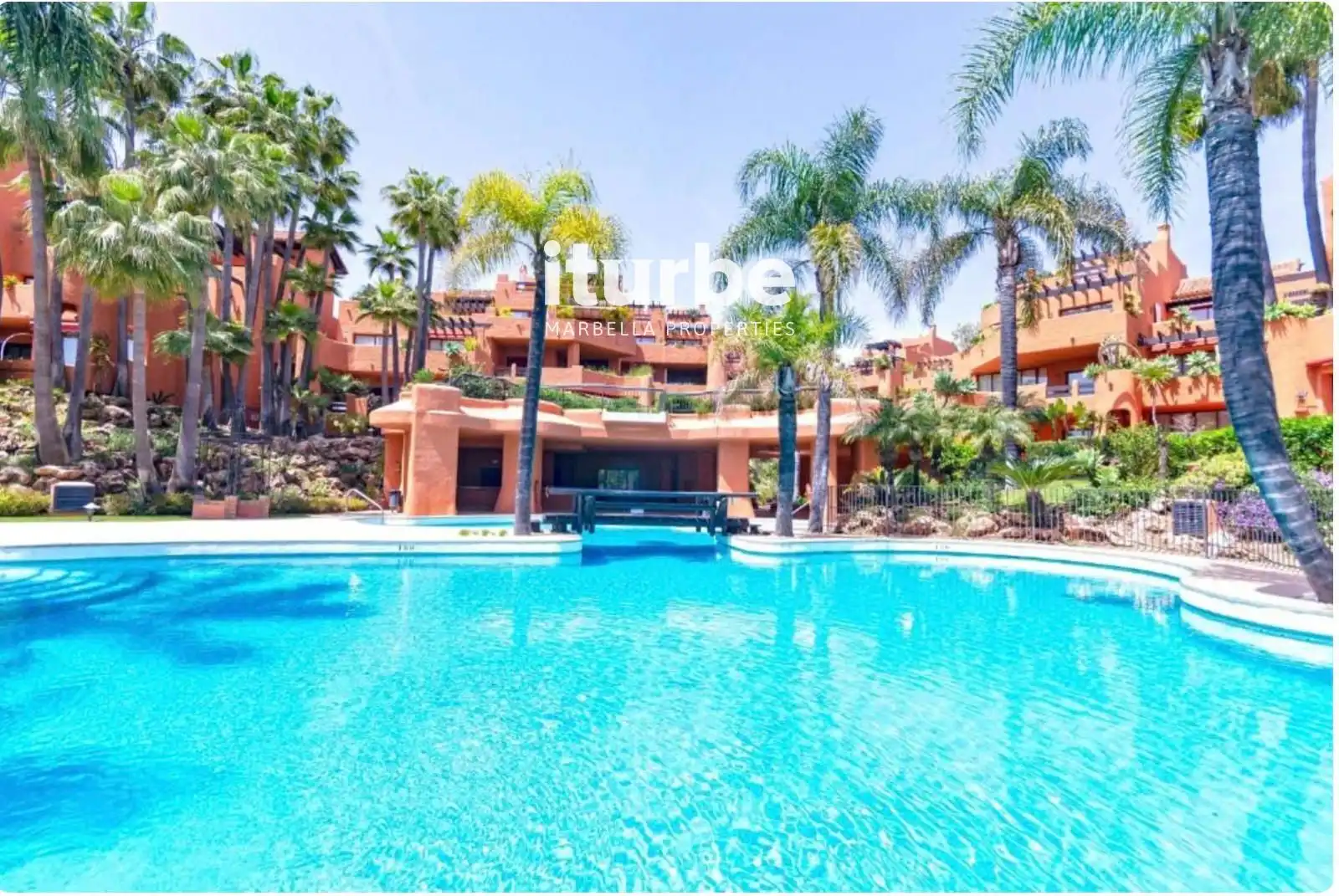 Vista exterior de Piso de alquiler en Marbella con Jardín privado, Terraza y Piscina