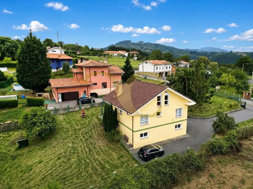 Vista exterior de Casa o xalet en venda en Villaviciosa amb Calefacció, Jardí privat i Terrassa