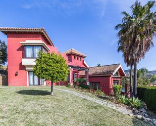 Vista exterior de Casa o xalet en venda en Marbella amb Aire condicionat, Terrassa i Piscina