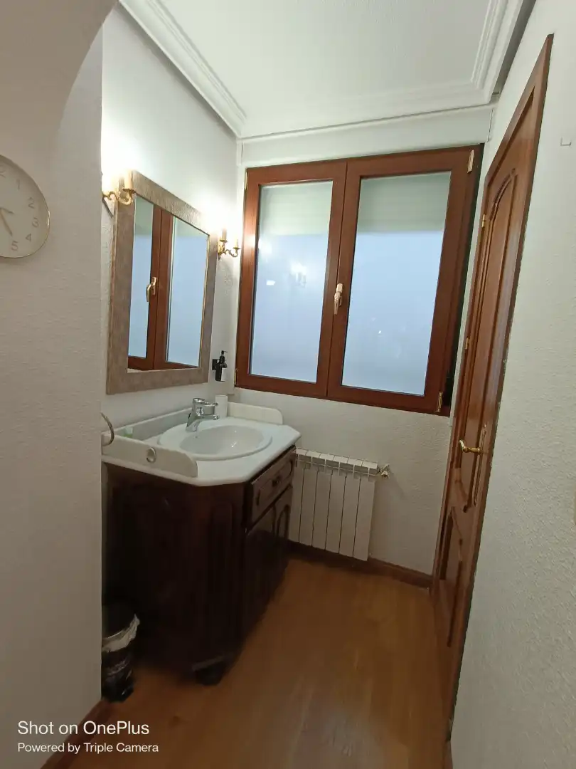 Bathroom of Flat for rent in Madrid  with Air Conditioner, Heating and Parquet flooring