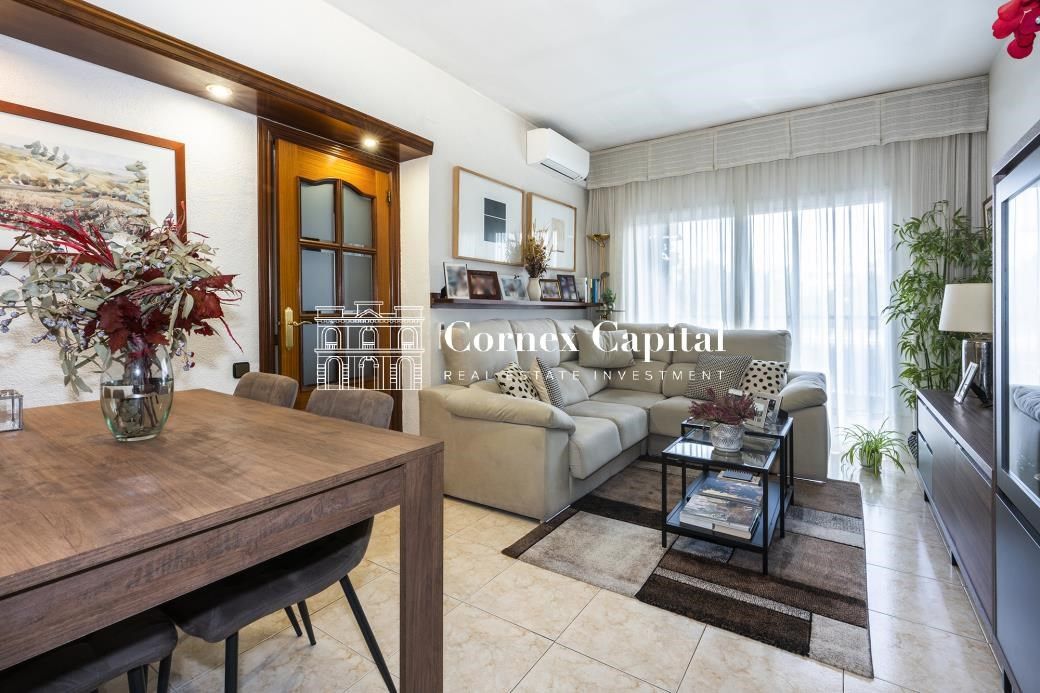Exterior view of Flat for sale in  Barcelona Capital  with Air Conditioner, Heating and Terrace