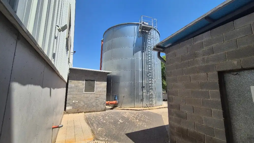 Außenansicht von Fabrikhallen zur Miete in Cerdanyola del Vallès mit Heizung und Alarm