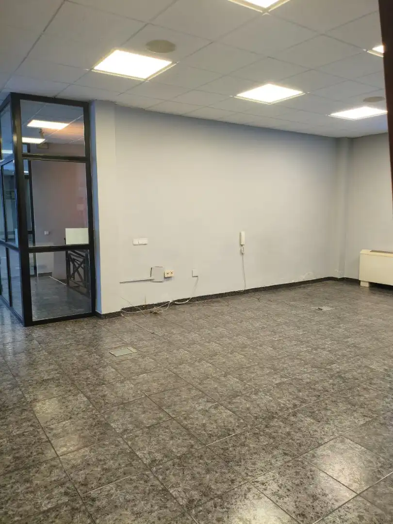 Nau industrial de lloguer en Peligros amb Calefacció i Alarma