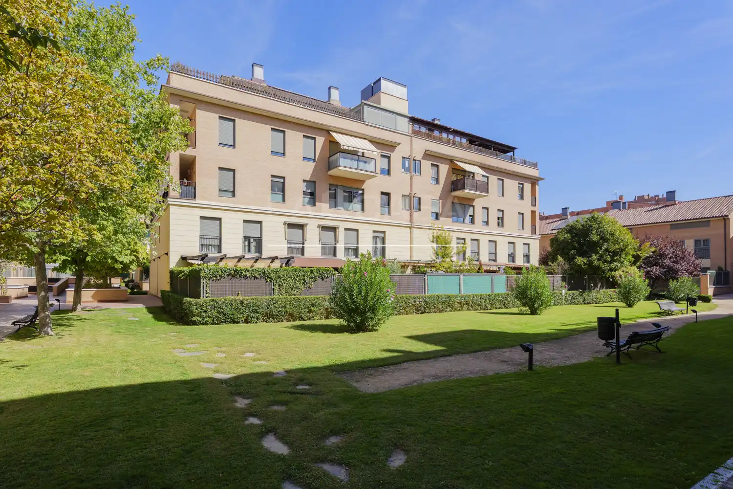Vista exterior de Piso en venta en Parla Este