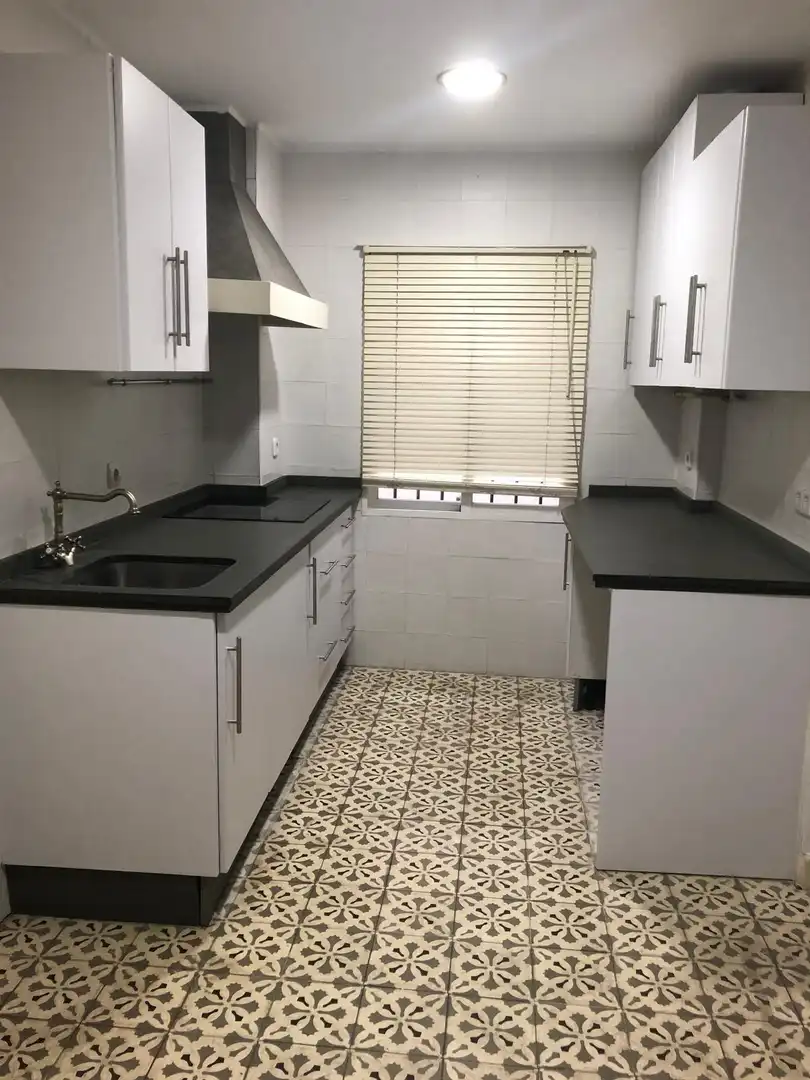 Cuina de Pis de lloguer en Sevilla amb Aire condicionat, Calefacció i Parquet