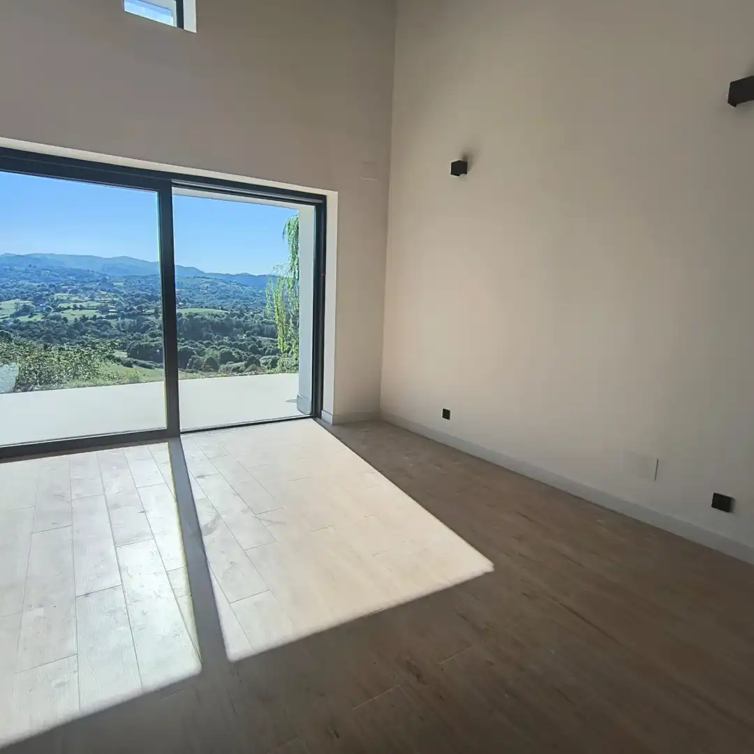 Sala d'estar de Casa o xalet en venda en Oviedo  amb Aire condicionat, Calefacció i Jardí privat