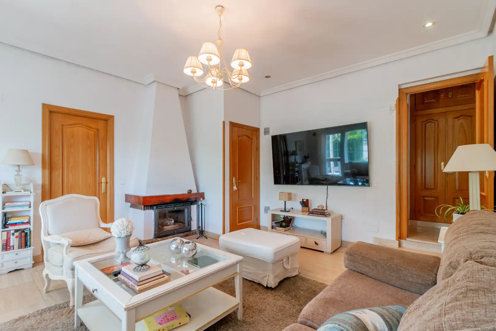 Sala d'estar de Casa o xalet en venda en Las Rozas de Madrid amb Calefacció, Jardí privat i Parquet