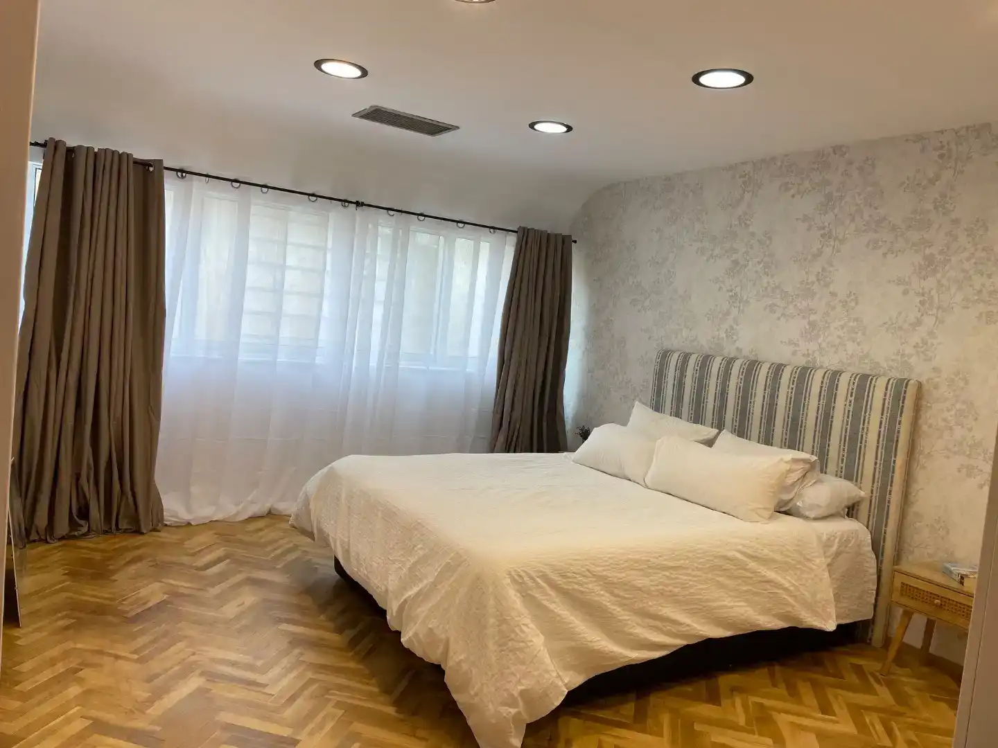 Schlafzimmer von Dachboden zur Miete in  Toledo Capital mit Klimaanlage