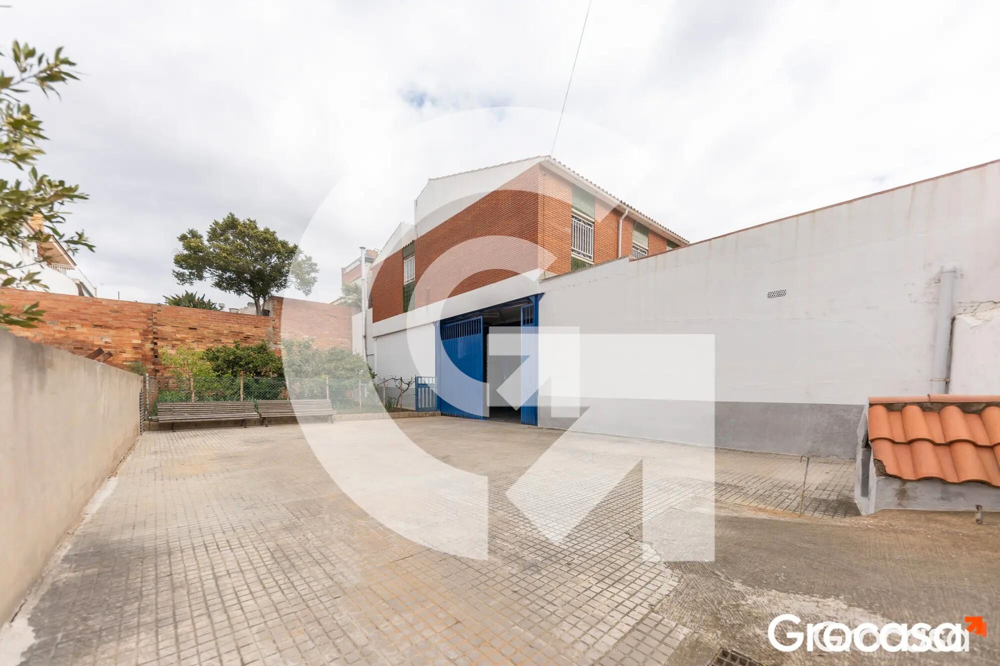 Vista exterior de Casa o xalet en venda en Viladecans amb Calefacció, Jardí privat i Terrassa