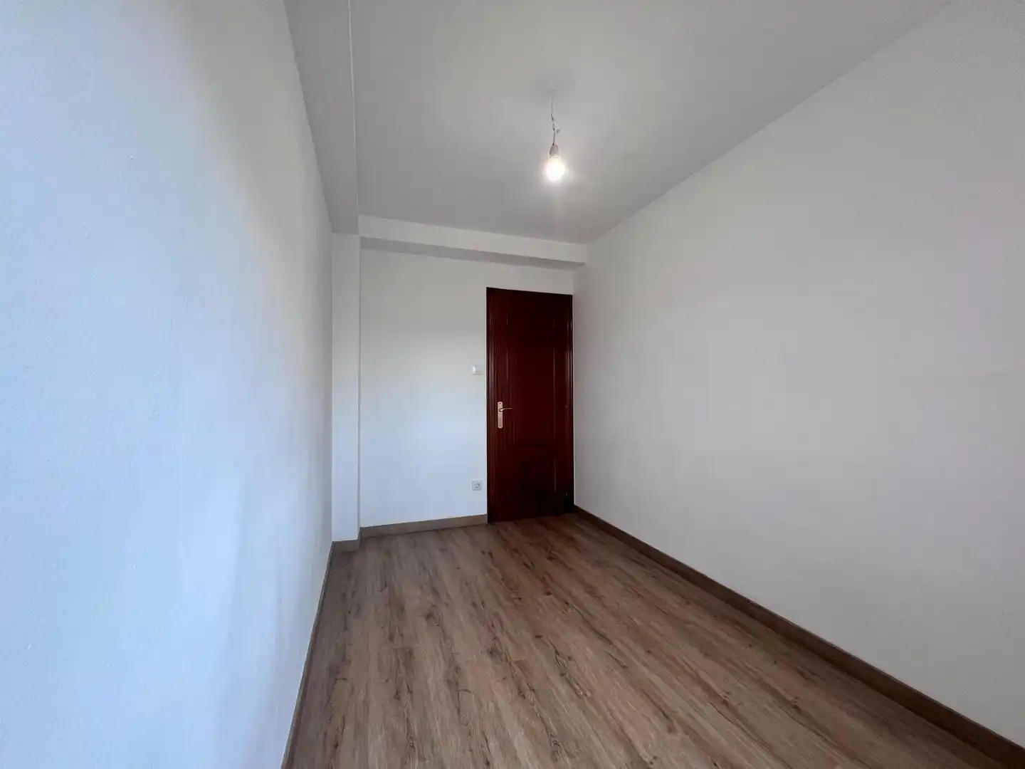 Dormitori de Pis en venda en Oviedo  amb Calefacció i Parquet