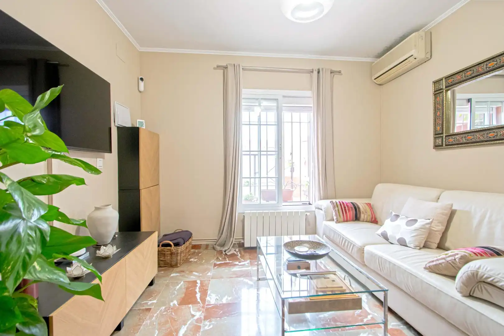 Sala de estar de Casa adosada en venta en Gines con Aire acondicionado, Jardín privado y Trastero