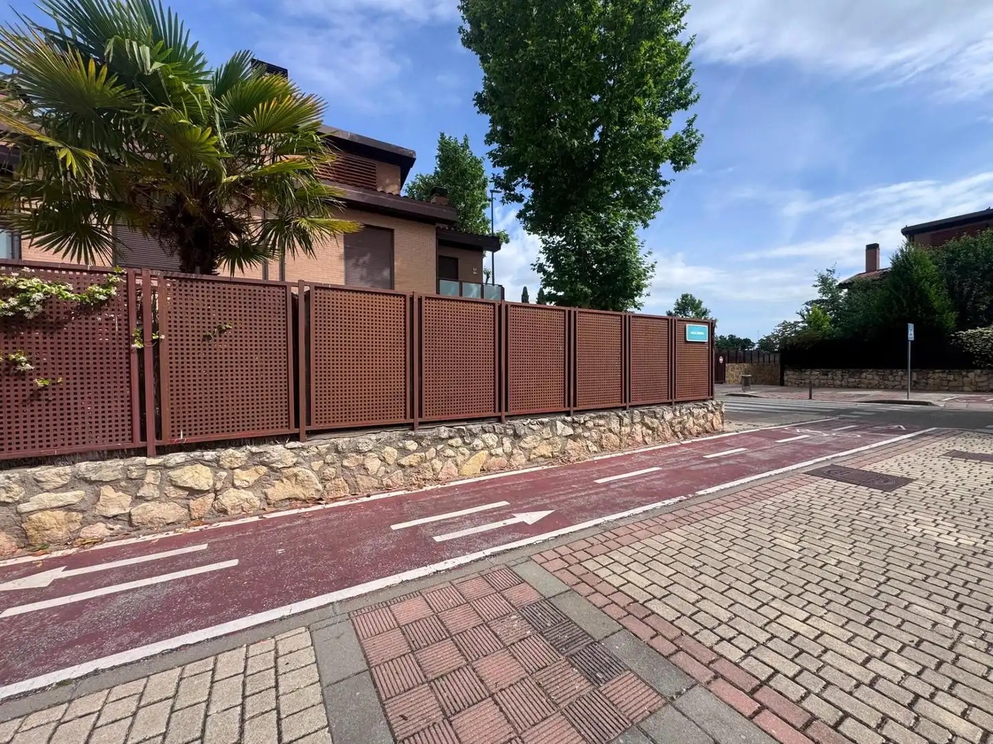 Vista exterior de Casa adosada en venta en Yebes con Calefacción, Balcón y Piscina comunitaria