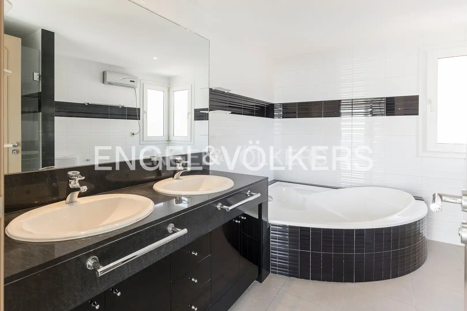 Bathroom of Houses for sale in Barcelona  with Air Conditioner, Heating and Private garden
