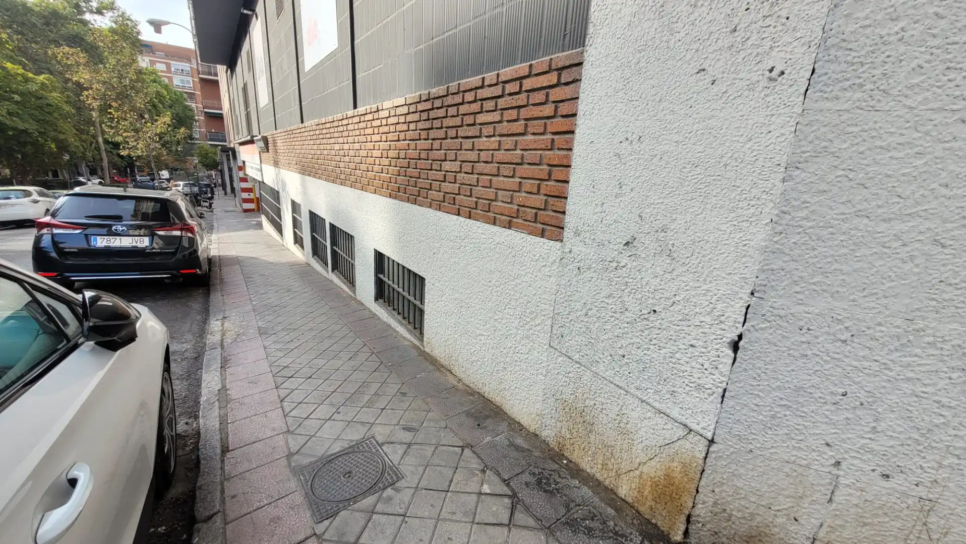 Vista exterior de Nau industrial en venda en Madrid amb Alarma
