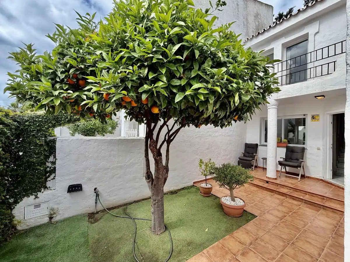 Jardí de Casa adosada en venda en Marbella amb Aire condicionat, Jardí privat i Terrassa