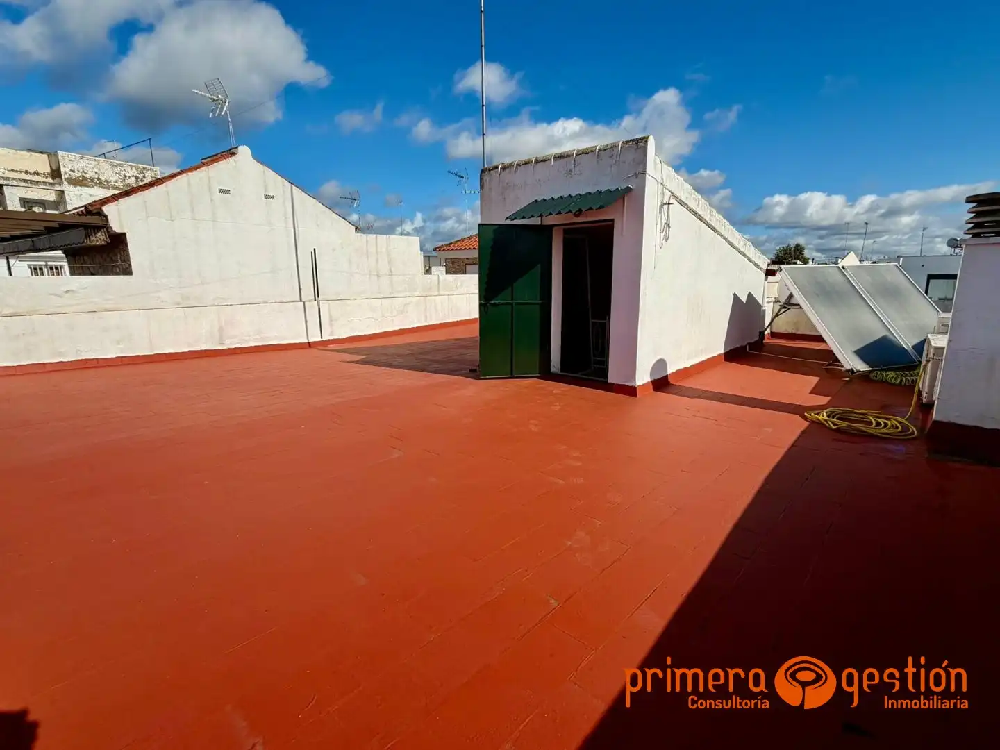 Vista exterior de Casa o xalet en venda en Lora del Río amb Aire condicionat i Calefacció