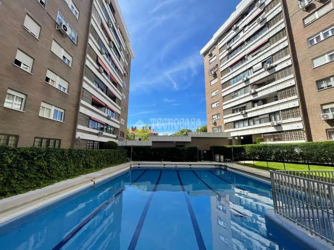 Piscina de Pis en venda en Madrid amb Calefacció