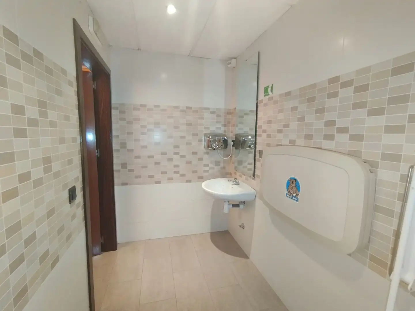 Bany de Local de lloguer en Socuéllamos amb Aire condicionat i Moblat