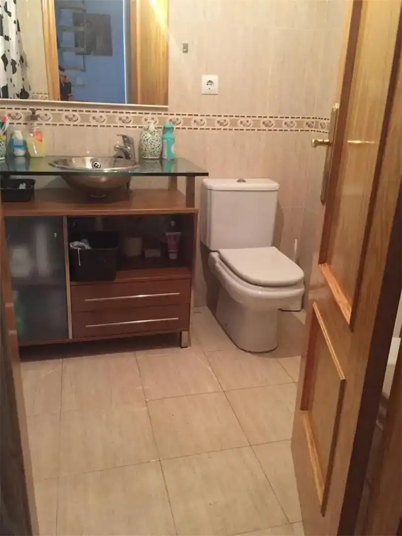 Baño de Apartamento en venta en La Puebla de Castro con Parquet, Lavadora y Balcón