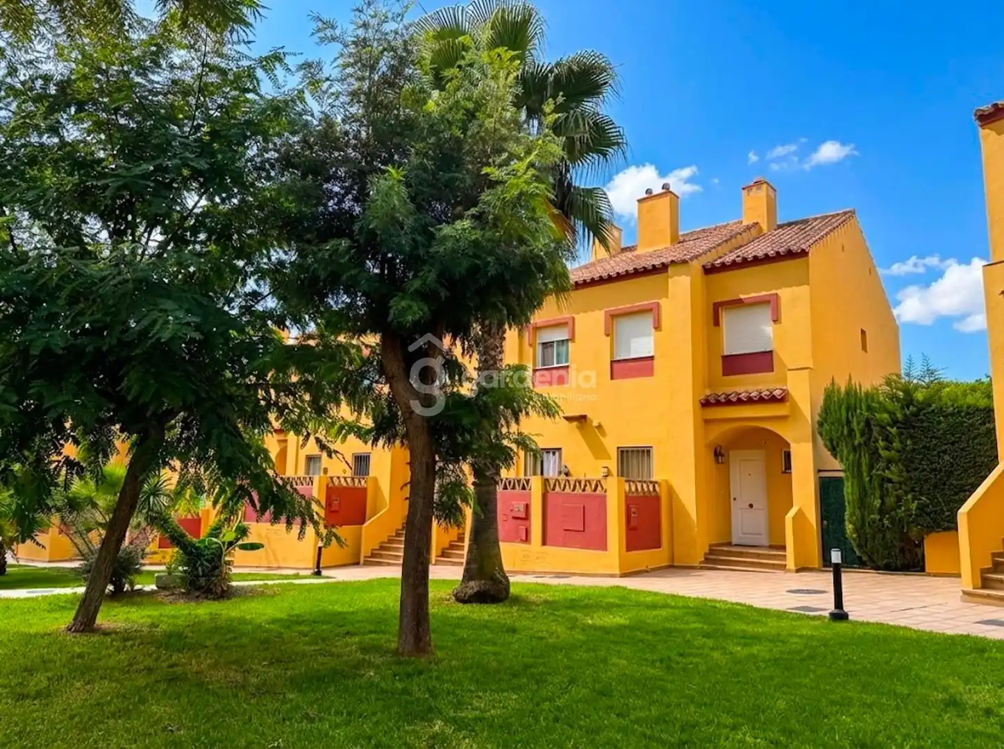 Außenansicht von Einfamilien-Reihenhaus zum Verkauf in Islantilla mit Privatgarten und Terrasse