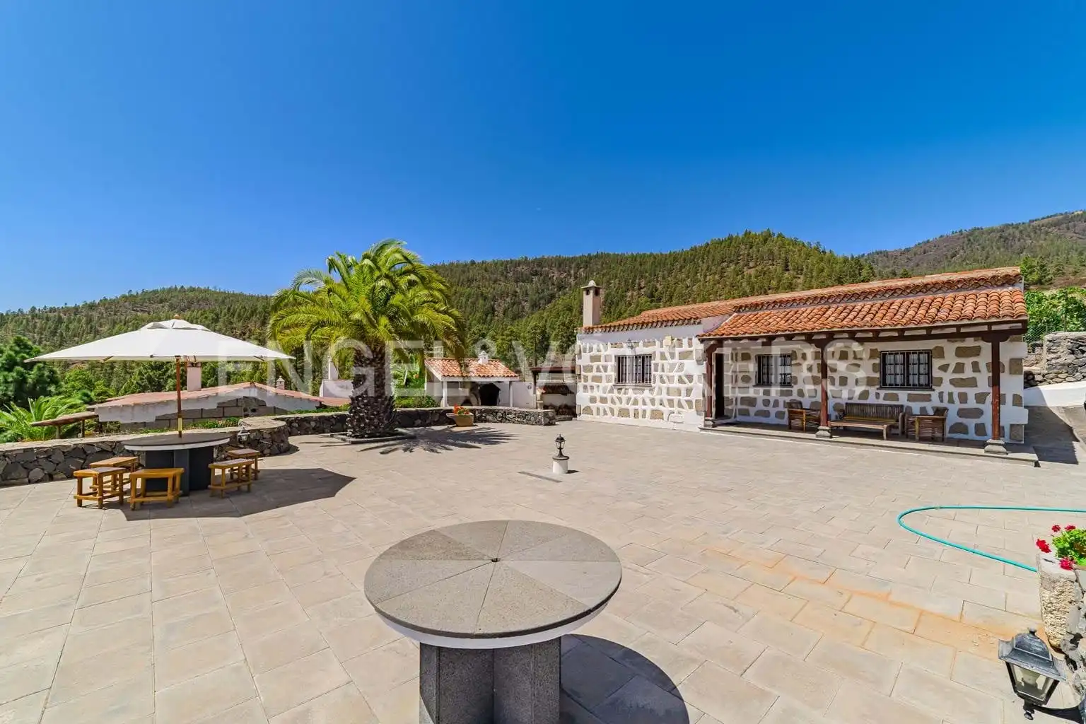 Vista exterior de Casa o xalet en venda en Granadilla de Abona amb Aire condicionat, Terrassa i Moblat