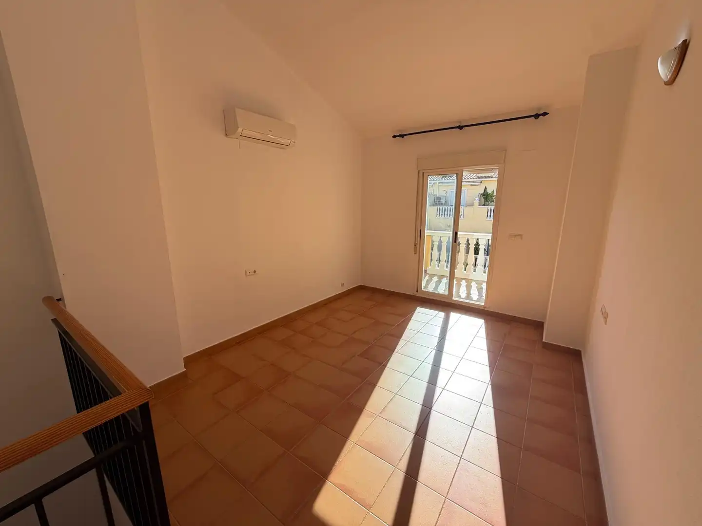 Terrasse von Einfamilien-Reihenhaus zum Verkauf in Dénia mit Klimaanlage, Privatgarten und Terrasse