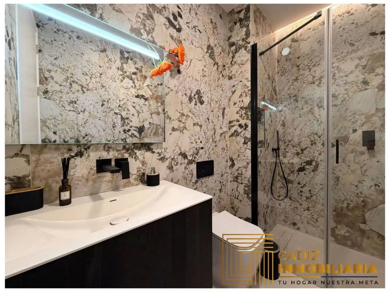 Bathroom of Flat for sale in Cádiz  with Air Conditioner and Furnished