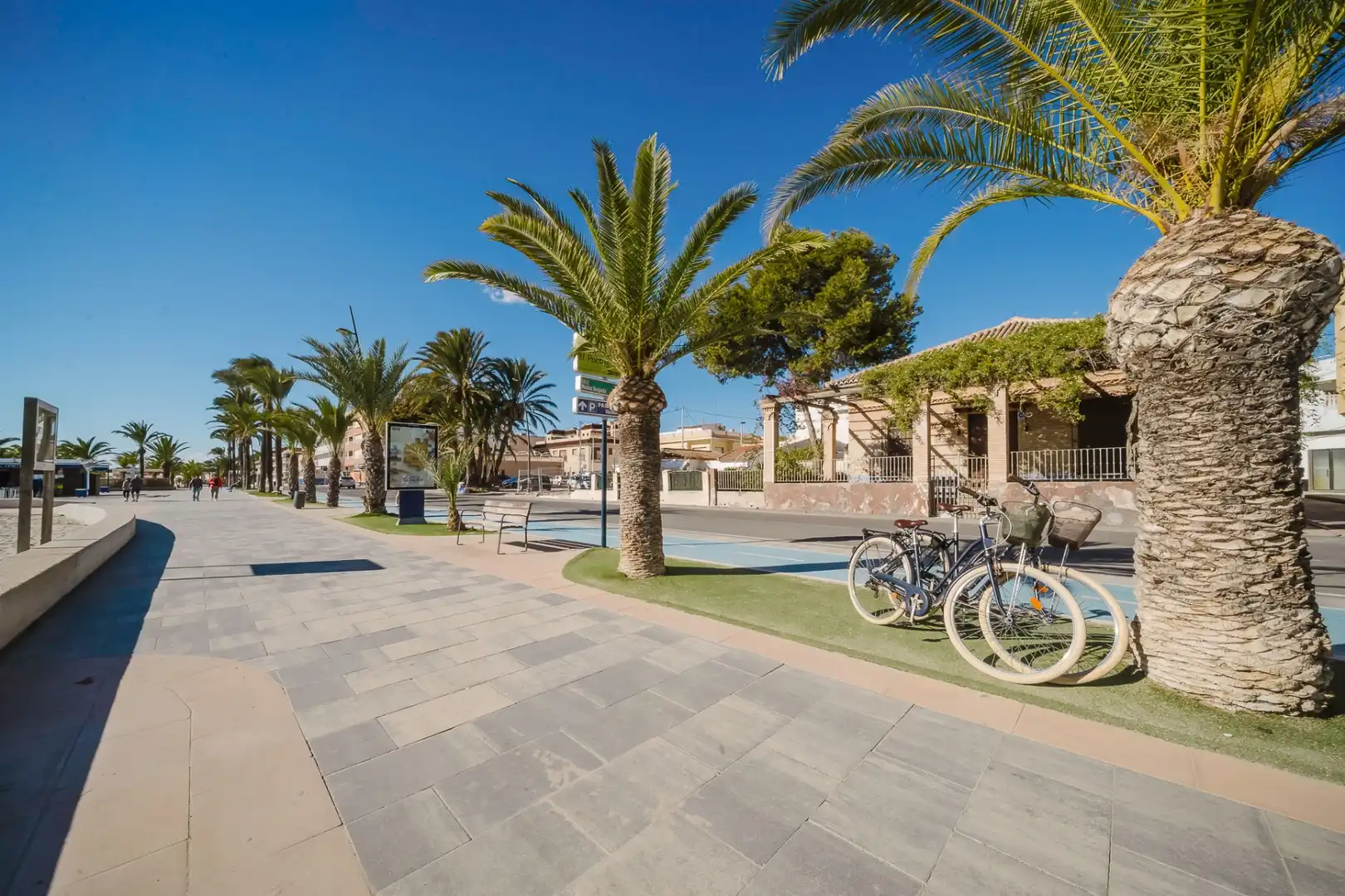 Vista exterior de Casa adosada en venda en San Pedro del Pinatar amb Aire condicionat, Jardí privat i Terrassa