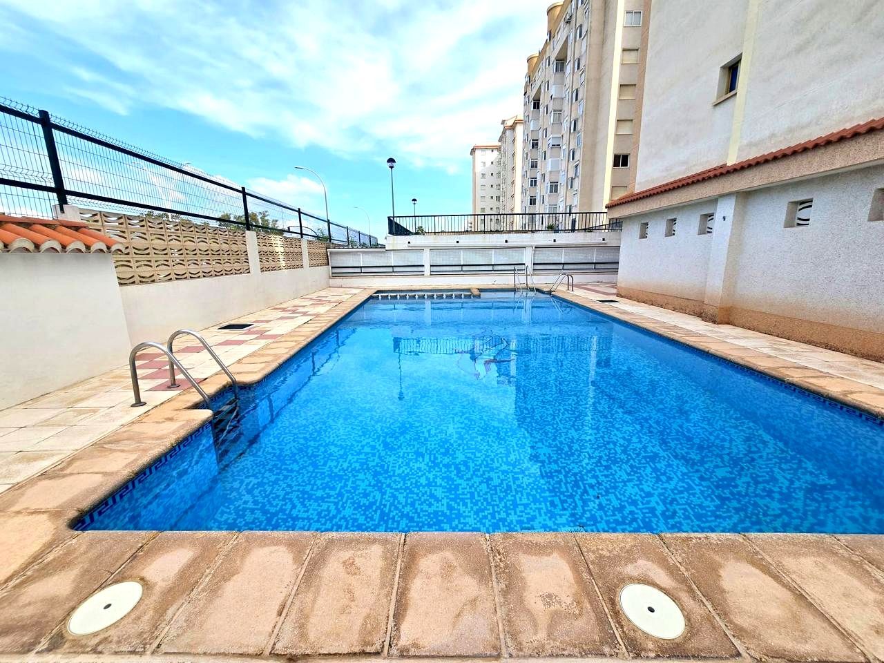 Piscina de Apartament de lloguer en Gandia amb Aire condicionat, Terrassa i Moblat