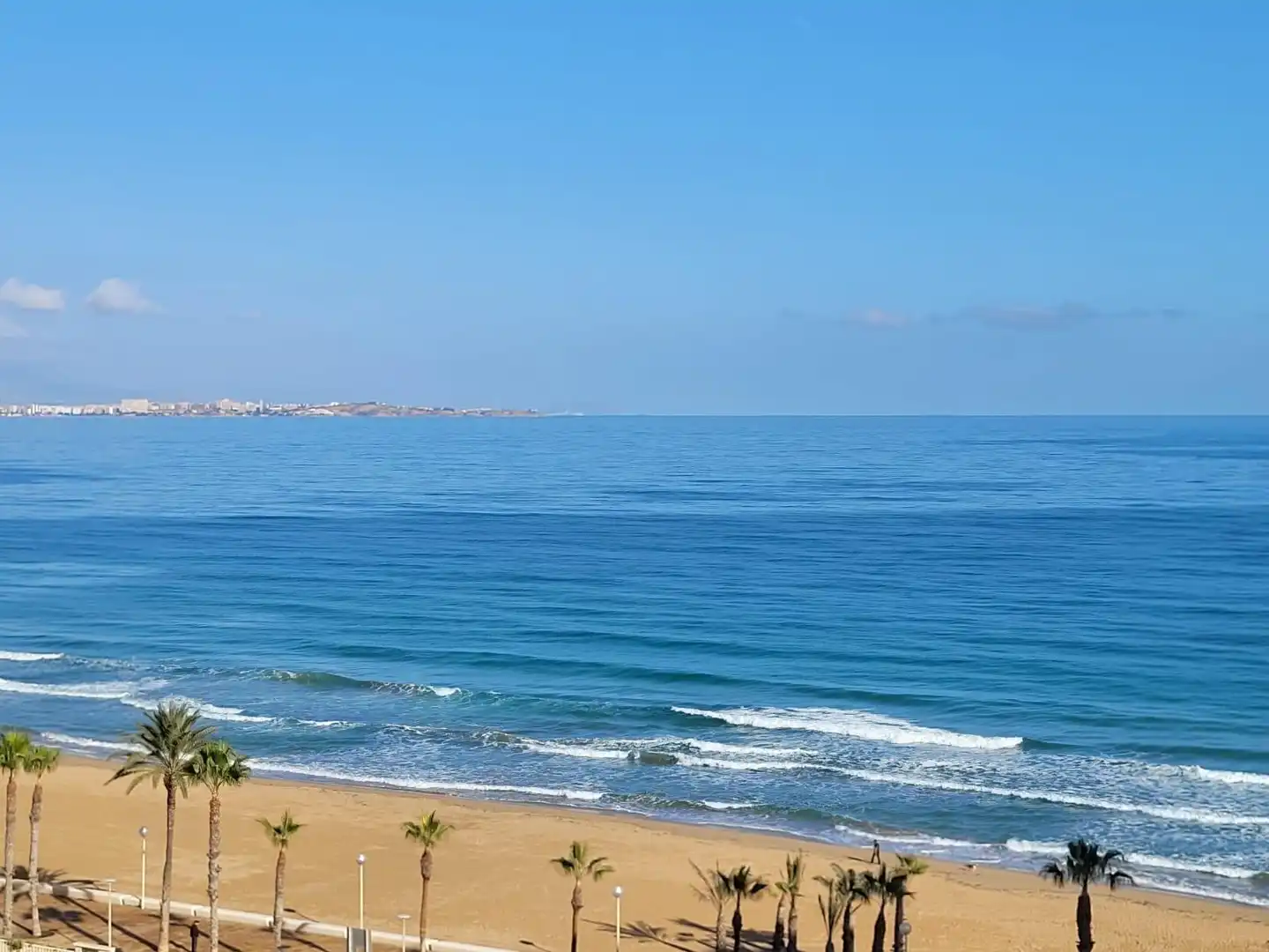 Vista exterior de Apartament en venda en Alicante / Alacant amb Aire condicionat, Jardí privat i Terrassa