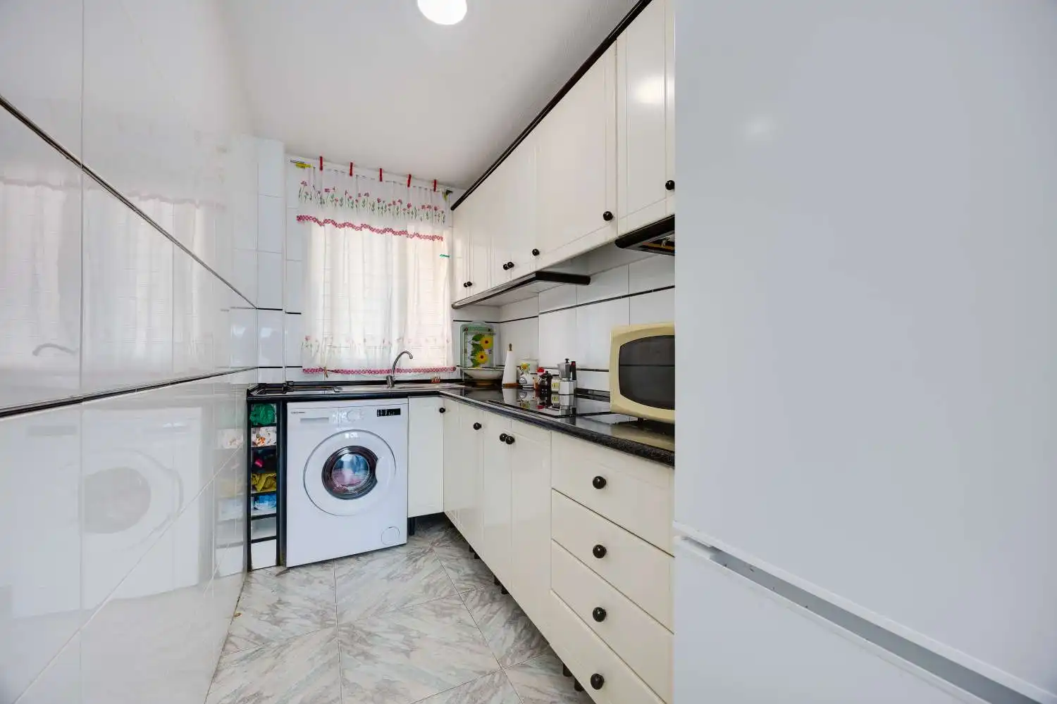 Cuina de Apartament en venda en Torrevieja amb Terrassa, Piscina i Moblat
