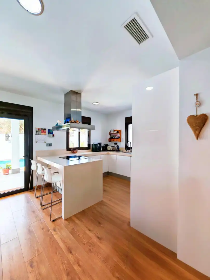 Cocina de Casa o chalet en venta en Chiclana de la Frontera con Aire acondicionado, Jardín privado y Terraza