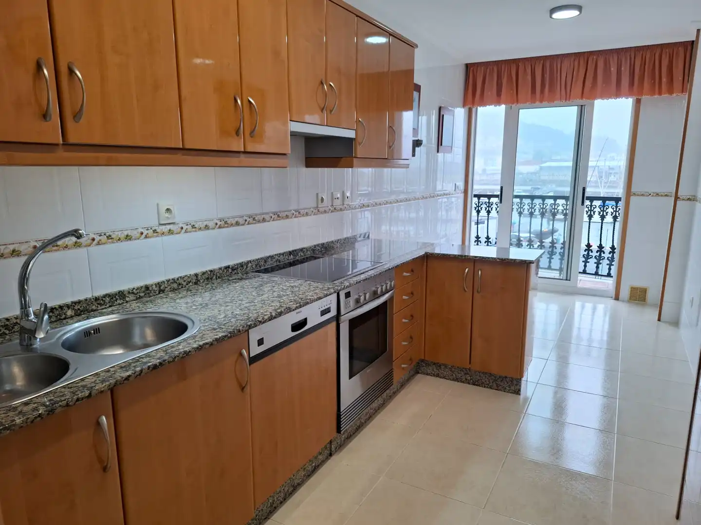 Küche von Wohnung zum Verkauf in Viveiro mit Terrasse, Abstellraum und Balkon