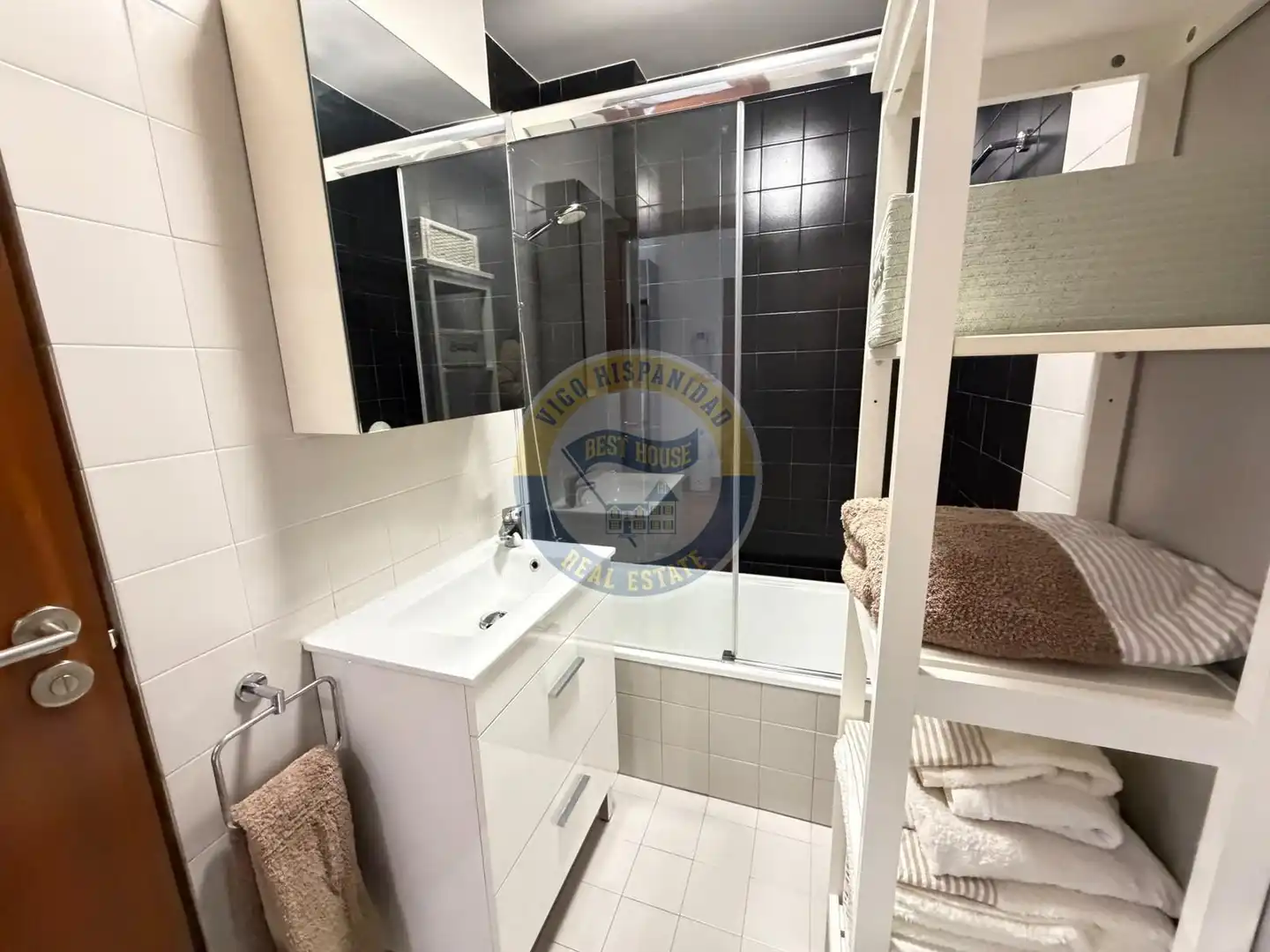 Bathroom of Study for sale in Vigo   with Heating, Parquet flooring and Terrace