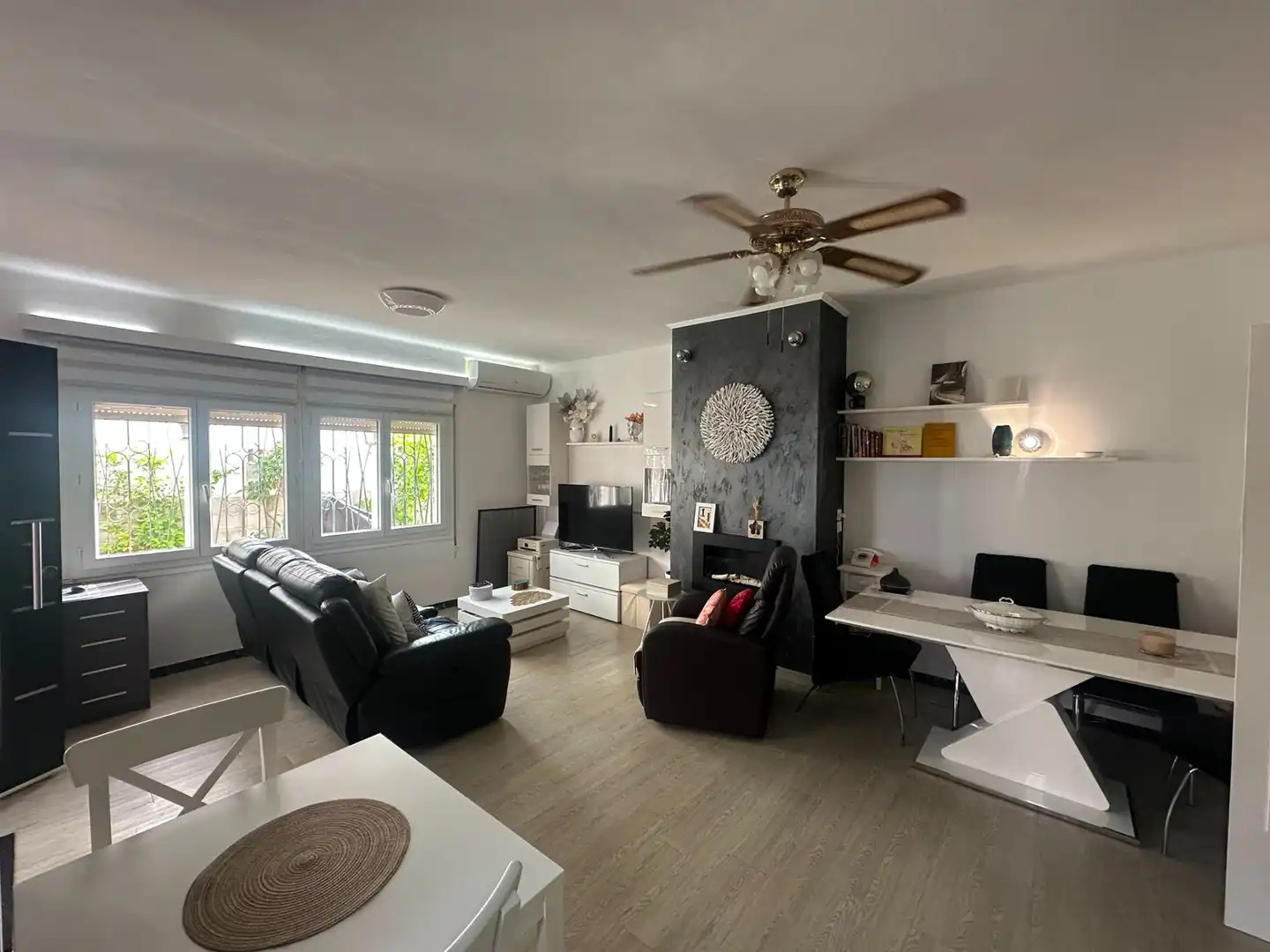 Sala d'estar de Casa o xalet en venda en Mont-roig del Camp amb Aire condicionat, Jardí privat i Terrassa