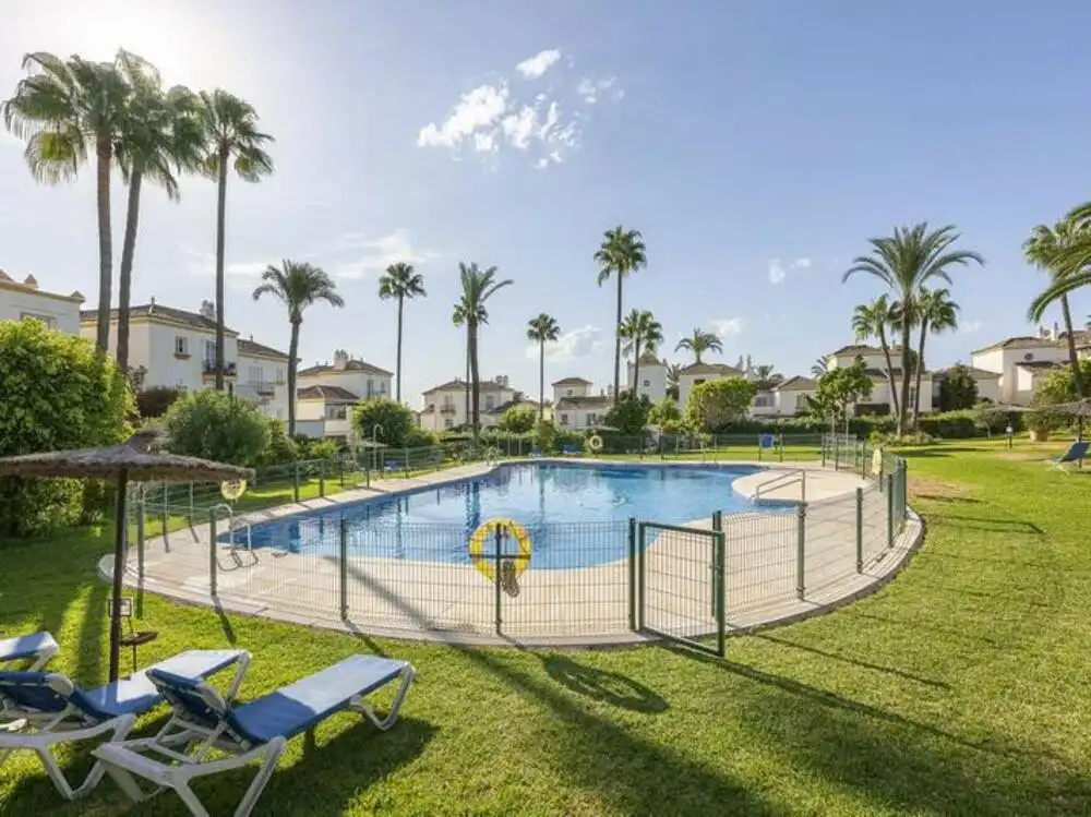 Piscina de Casa adosada en venda en Estepona amb Aire condicionat, Terrassa i Piscina